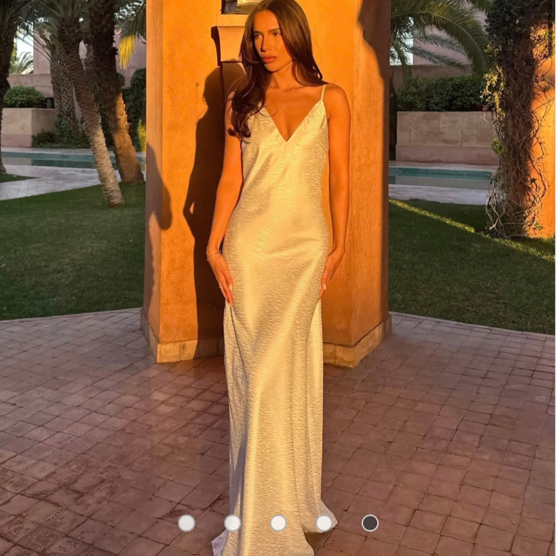 Vit långklänning med v-ringning - 1