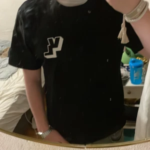 Svartvit victor leksell t-shirt limiterad - Jag säljer denna feta limiterade victor leksell t-shirten från hans konsert 2024. Den är storlek M men sitter stort/oversized. Riktigt snygg och perfekt om man vill ha på sig något skönt. Priset kan diskuteras!