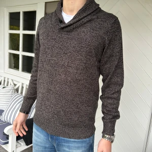 Sjal Tröja Hampton Republic - Säljer nu denna vrål snygga och sköna tröja från hampton republic i nyskick!🎉Modellen på bilden är 1,83 och väger 73kg! Perfekt tröja nu för höst/vinter🍁Hör av dig vid minsta fundering!🤝