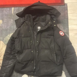 Svart Canada Goose  - Säljer en Canada Goose jacka för endast 2500kr. Den är använd en vinter och har inga skador, i perfekt skick.