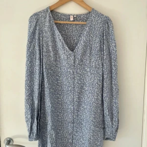 Blå blommig klänning från nelly - Blå blommig klänning från Nelly, prislappen är kvar🙌