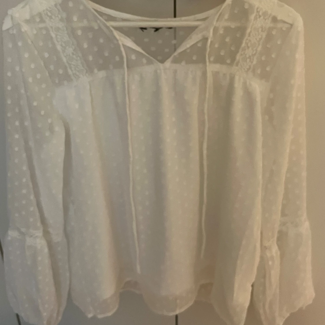 Vit prickig blus med spetsdetaljer