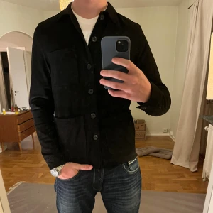 Svart Overshirt Studio Total  - Säljer denna sjukt snygga Overshirten från Studio Total⭐️ Färgen är svart och storleken är M✅ Den har inga defekter och skicket är utomordentligt🙌🤝 Sjukt najs passform och passar perfekt till hösten🍁🙌 Tveka inte på att höra av er dig vid minsta fråga eller fundering😊