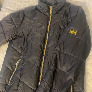 Svart Barbour jacka  - Svart Barbour jacka. Barnstorlek så xxl i barn storlek skulle säga s i vanlig 