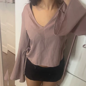 Lila/ rosa blus - Blus som aldrig kommit till användning , storlek s men passar även xs 