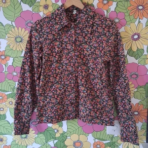 70 tals skjorta - Äkta vintage plagg från 70 talet! Den är köpt på hilda och helge i Gävle. Säljer den pga att den har blivit för liten passar nog en xs. Mycket bra skick med tanke på ålder. Köparen står för frakten. Hund finns I hemmet!🐕