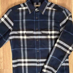Rutig blå overshirt från Burberry - Oanvänd, Nypris ca 6000kr