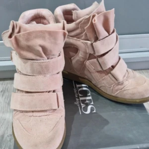 Isabel Marant skor  - Isabel Marant liknande skor i storlek 38, lite smutsiga men annars fett bra. Bekväma och snygga!!