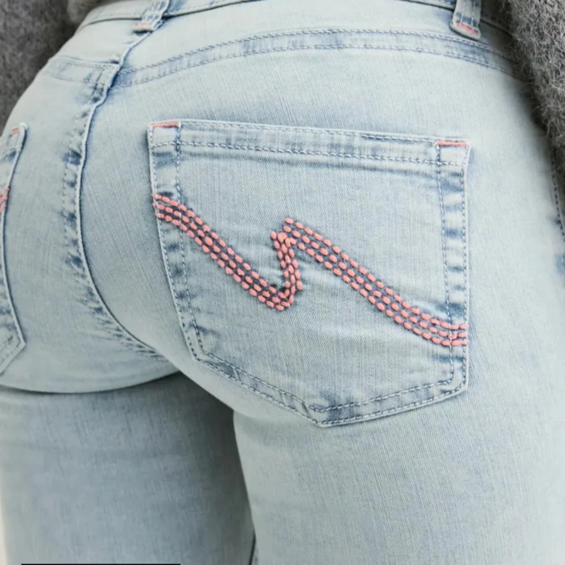 Ljusblå lowaist bootcut jeans med broderi - 2