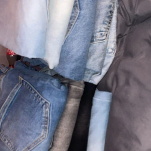 Flera par ljusa och svarta jeans - Säljer massa jeans som inte kommer till användning längre, alla är i storlek S och passar mig som är 164 cm vissa jeans är lite långa på mig. Dom flesta jeansen är oanvända! Säljer alla tillsammans för 400kr och ett par för 100kr Skriv för mer info eller fler bilder☺️