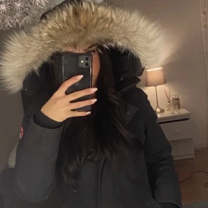 Canada Goose Victoria parka - Säljer min svarta Canada Goose dunjacka i storlek XS . Pälsen går att ta av. Kan sänka pris vid snabb affär