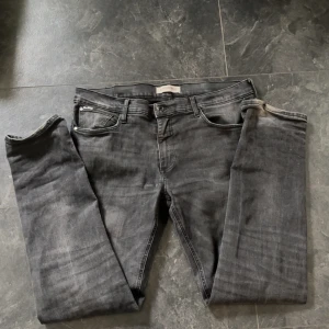 Lindbergh jeans - svarta  jeansbyxor med grå tvätt från LINDBERGH. Jeansen är i mycket gott skick. Dom andvänds inte längre och de är därför jag säljer dem😄 kom med frågor och funderingar. Priset kan ändras vid snabb afär😉
