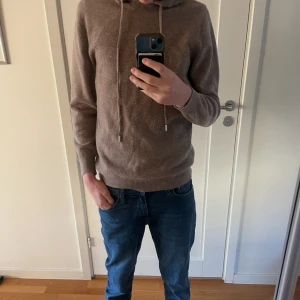 Beige Kashmir hoodie - Trendig beige Kashmir hoodie. Inga defekter och i storlek XS. Perfekt för dig som gillar en clean och avslappnad stil.