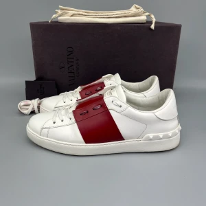 Valentino Open Sneaker Röd - • The shoes have been gently used and are in really good condition  • Size: 42 (fits 42.5–43)  • Color: Red  • Retail price: 7280 SEK / 590€  • Box, dustbag, laces & valentino card included