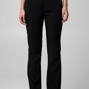 Svarta kostymbyxor - Vera kostymbyxor från Bikbok, använda hyfsat mycket men inga skador förutom att knappen är borta som man knäpper med men märks inte alls eftersom det finns ytligare en knäppning.  Köptes för 499kr, säljer då dom är lite korta på mig som är 170. Skriv för fler bilder❤️