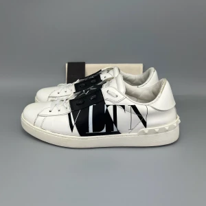 Valentino Open Sneaker VLTN - • The shoes have been gently used and are in really good condition  • Size: 44 (fits 44.5–45)  • Color: Black  • Retail price: 7280 SEK / 590€  • Dustbag & valentino card included