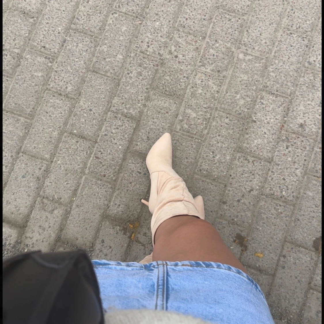 Beige stövletter med klack och spetsig tå