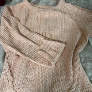 Beige stickad tröja med snörning XS - Säljer en beige stickad tröja från FB Sister i storlek XS. Tröjan har långa ärmar och snygga snörningsdetaljer längs sidorna som ger en extra touch. Perfekt för dig som gillar mysiga och trendiga plagg med lite edge.