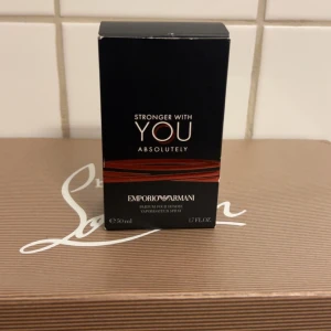 stronger with you  - Stronger With You Absolutely från Emporio Armani. Snygg och modern parfymflaska, 50 ml. Perfekt storlek att ta med sig och passar dig som vill ha en exklusiv känsla i vardagen.