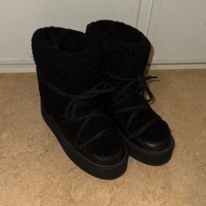 Svarta vinterskor  - Svarta vinterskor från HM, använda ca 3 gånger! Storlek 38