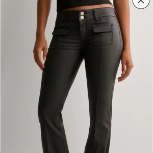 Svarta bootcut byxor - Snygga svarta bootcut byxor från nelly,tyvärr för små för mig. endast använd någon gång 