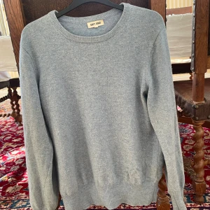 Ljusblå kashmirtröja från Soft Goat storlek S - En cashmere tröja från soft goat i storleken S. Väldigt fint skick utan några hål eller brister.
