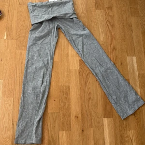 Grå mjukisbyxor från Gina Tricot - Snygga grå mjukisbyxor från Gina Tricot i storlek 146/152. Byxorna har en bred, vikbar midja och raka ben med avslappnad passform. Tillverkade i mjukt bomullsmaterial som är perfekt för chill dagar. Enkla att matcha med hoodies eller t-shirts.