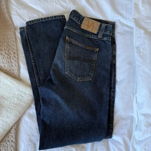 Nudie Jeans - Nudie Jeans Steady Eddie II i färgen Blue Soil. I princip nyskick, använda max 10 gånger. Storlek 29/32. Vid eventuella frågor eller funderingar är det bara att hojta