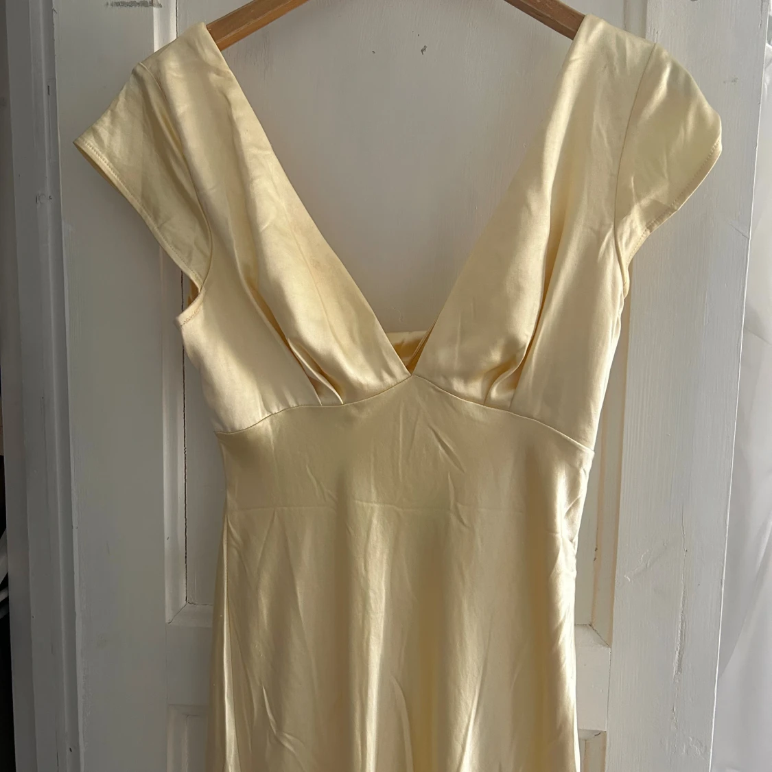 Ljusgul långklänning med öppen rygg - 2