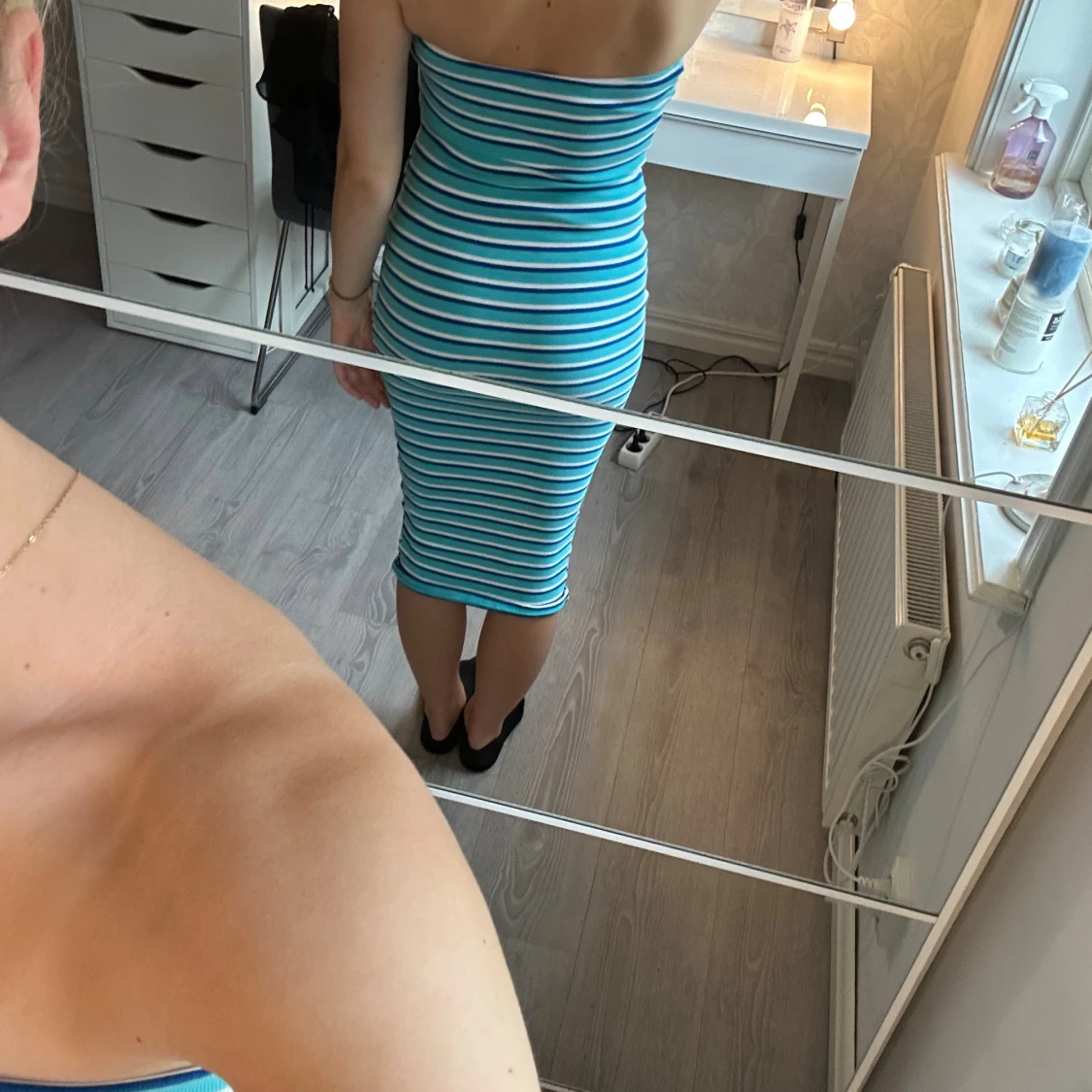 Randig blå axelbandslös långklänning - 2