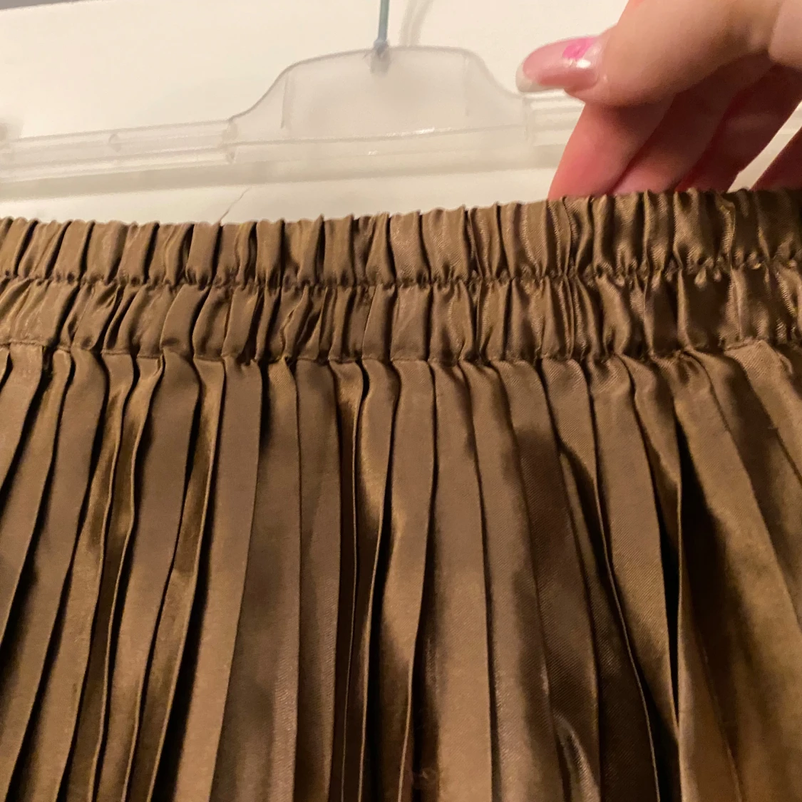 Plisserad guldbrun långkjol i satin - 2