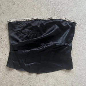Festtopp från Zara - Säljer en fin svart festtopp med strass från Zara i storlek M.
