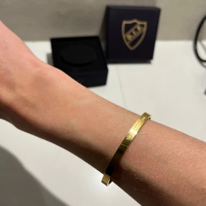 Djurgården armband  - Jag säljer ett guld färgat djurgårds armband där det står alltid oavsett. Nypriset på hemsidan är 399 kr ( jag har använt de en gång ) pris går att diskutera vid snabb affär 