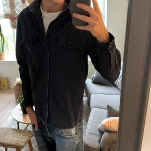 Mörkblå overshirt  - Stilren och simpel. Bra skick skriv vid fundering ✌️