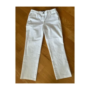 White straight jeans with cute details on the backpockets - - mid waisted  - never used - cute details on the backpockets - polyester, elastan
