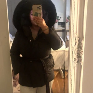 Svart pufferjacka med päls - säljer då den inte används, köpt i kista galleria. Vid snabb affär 1300kr