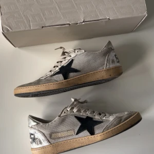Golden Goose Ballstar - Säljer nu ett par riktigt schyssta Golden Goose dojor! Nypris på cirka 5000kr. Passar 40-41, okej skick finns mycket liv kvar i dom. Pris går självklart att diskutera!