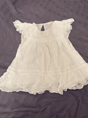 Gina Blus - Fin vit  sommar blus från Gina Tricot.  Använd fåtal gånger passar bra med jeans, tjolar och shorts, fin och skön blus.