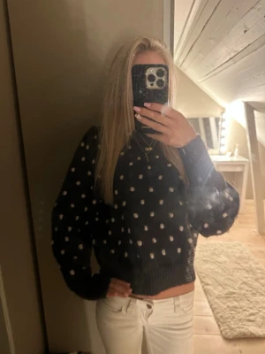 Mörkgrå jätte söt prickig stickad tröja - Mysig grå stickad tröja med vita prickar och ribbade muddar. Tröjan har en loose passform och långa ärmar, perfekt för kyligare dagar. Snygg att styla med både jeans och kjol för en trendig look.