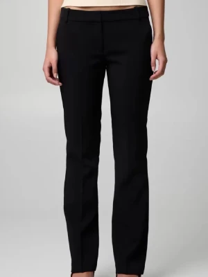 Svarta kostymbyxor bikbok  - Säljer ett par svarta kostymbyxor från Bikbok i storlek 34. Byxorna har låg midja, utsvängda och är i modell Vera regular. Använda men i bra skick. I en av mina andra annonser är jag även öppen för att byta dessa mot likadana fast i storlek 32. Skriv privat om ni vill ha bilder på dem. 