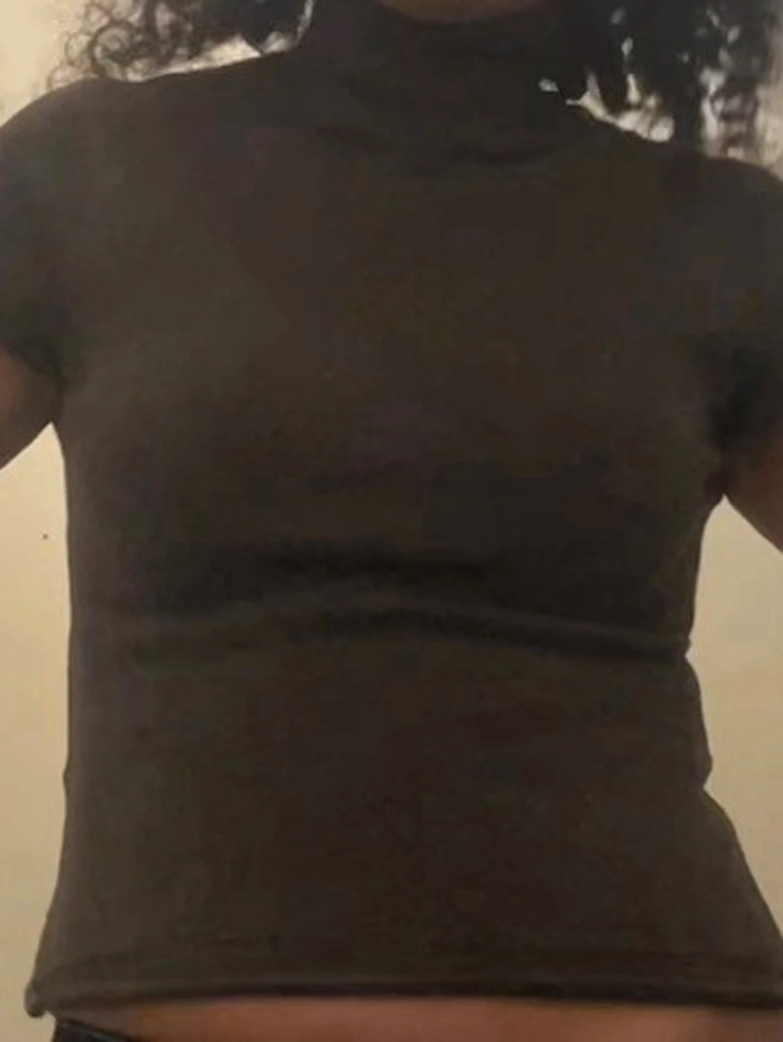 Brun stickad polotopp