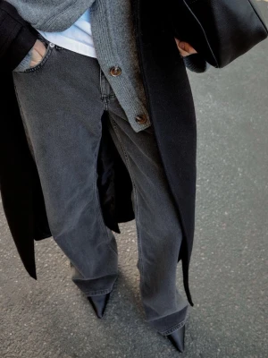 Svarta wide jeans med hög midja - Säljer ett par svarta jeans med riktigt snygg wide fit och hög midja. Jeansen har klassisk femficksdesign och raka, vida ben som ger en avslappnad vibe. Materialet är robust denim i bomull och färgen är en mörk tvättad svart som passar till allt. Säljer då storleken inte passar mig. OBS! Inte mina bilder, skickar givetvis bilder vid förfrågan ❤️ 