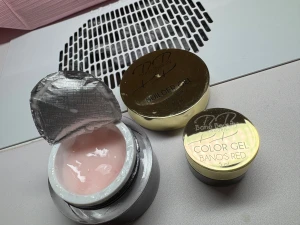 Bano Beauty Builder Gel & Color Gel - Säljer två nagelgeler från Bano Beauty. En Builder Gel Luxe Milky i en mjuk ljusrosa nyans (30 ml) och en Color Gel i färgen Bano's Red (5 ml) med intensiv röd ton. Båda kommer i snygga guldfärgade burkar och är perfekta för att skapa snygga naglar hemma. Båda säljer 160kr