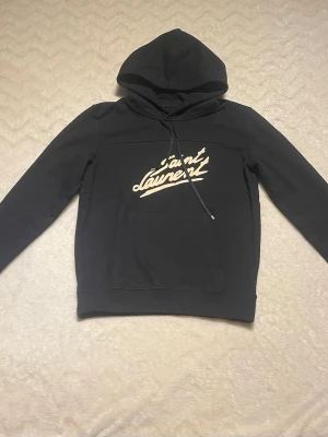 Saint Laurent hoodie - Säljer en fin YSL hoodie. Den är i storlek S och är i nyskick. Hör av vid frågor 