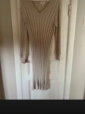 Klänning  - Finstickad klänning från object .