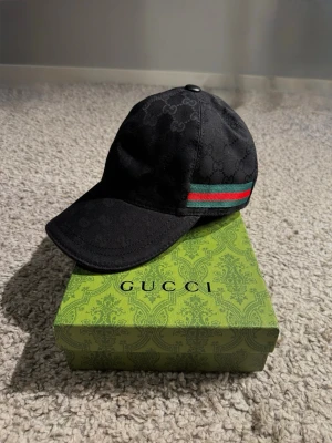 Gucci Keps Svart - Svart Gucci Keps med box. Perfekt plagg för våren och sommaren!