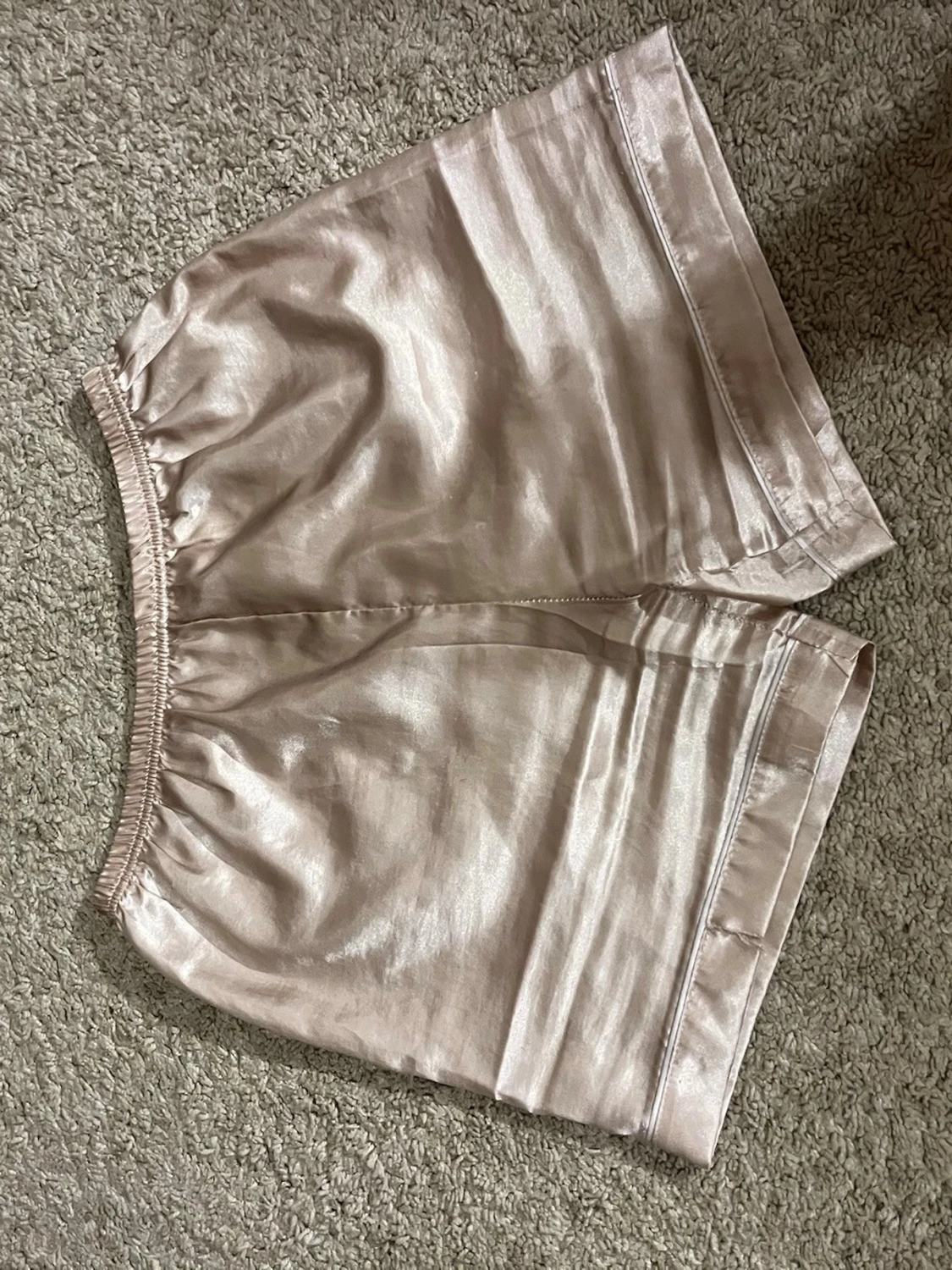 Ljusbeige sovshorts i satin
