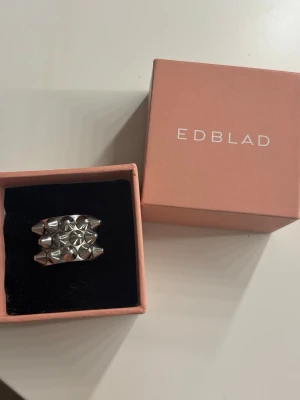 Edblad ring - Säljer min silvriga Edblad ring i storlek 16.80. Den är i jättefint skick och jag säljer den eftersom den inte kommer till användning🩷