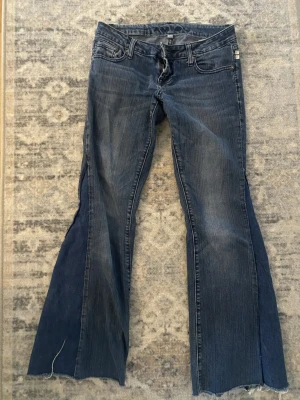 Blå bootcut jeans från Amisu - Skit snygg