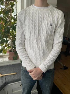 Stickad tröja  - Ralph lauren tröja. Vet inte om den är köpt där ifrån men den är fin ändå. Bra skick och är storlek medium. Passar mig bra som är 183 cm. 